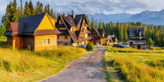 Traditionelles Holzhaus in den Bergen auf einem grünen Feld Berge, Polen