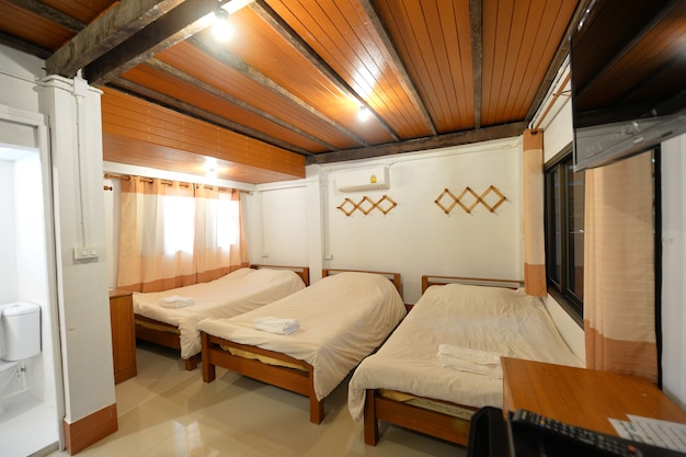 Traditionelles Holzschlafzimmer im thailändischen Stil