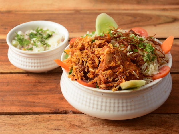 Traditionelles Hyderabadi Chicken dum Biryani aus Basmati-Reis, gekocht mit Masala-Gewürzen, serviert mit Onion Raita Selective Focus