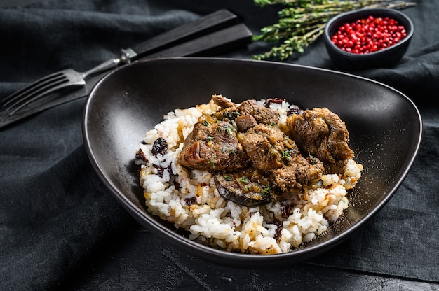 Traditionelles indisches Curry-Lammfleisch Masala. Schwarzer Hintergrund.