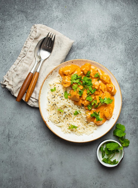 Traditionelles indisches Gericht, Hühnercurry mit Basmati-Reis und