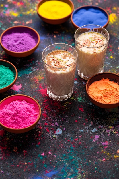 Traditionelles indisches Getränk thandai mit Safran