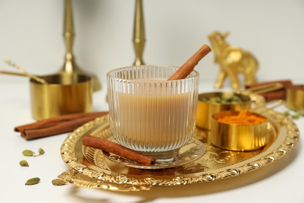 Traditionelles indisches Heißgetränk mit Milch und Gewürzen. Masala-Tee