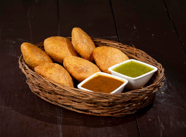 Traditionelles indisches Kachori, auch bekannt als Kachauri oder Kachodi Gefüllte Kachori mit Kondenskartoffel