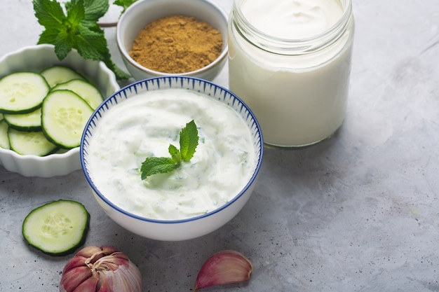 Traditionelles indisches Raita mit Dahi in einer Schüssel, serviert mit Minze