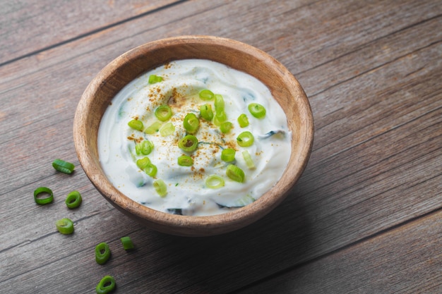 Traditionelles indisches Raita mit Gurke, griechischem Joghurt und Koriander, Nahaufnahme