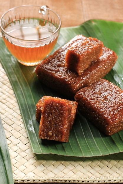 Traditionelles indonesisches Essen Wajik aus Klebreis, braunem Zucker und Kokosmilch.