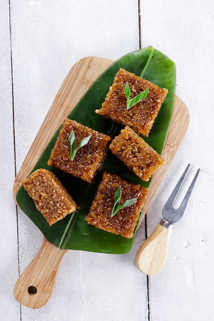Foto traditionelles indonesisches essen wajik ketan aus klebrigem reis, braunem zucker und kokosmilch