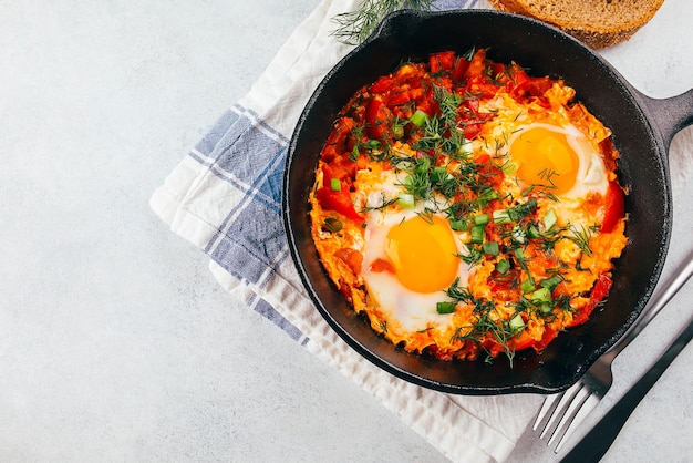 Foto traditionelles israelisches gericht eier mit tomaten dish shakshouka in einer pfanne auf dem leuchttisch kopierraum von oben