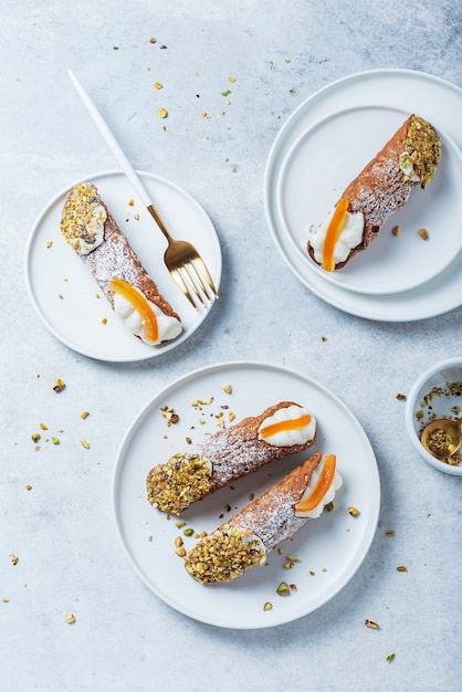 Traditionelles italienisches Dessert Cannoli Siciliani