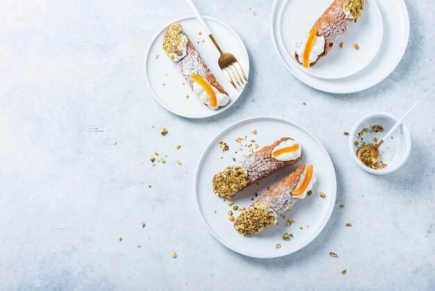 Traditionelles italienisches Dessert Cannoli Siciliani