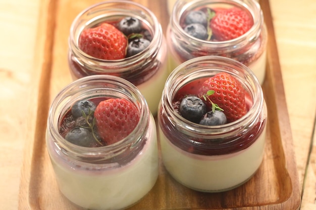 Foto traditionelles italienisches dessert panna cotta in einem café