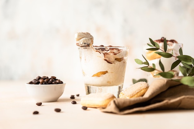 Traditionelles italienisches Dessert Tiramisu aus Savoiardi und Mascarpone, dekoriert mit Kakaopulver