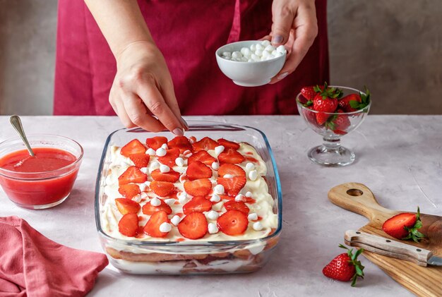 Traditionelles italienisches Dessert-Tiramisu mit Erdbeeren