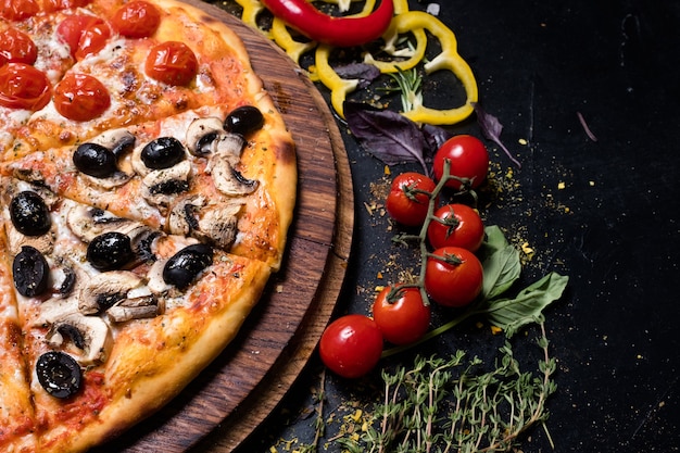 Traditionelles italienisches Essen. knusprige Pizza mit Tomaten-Pilz-Oliven