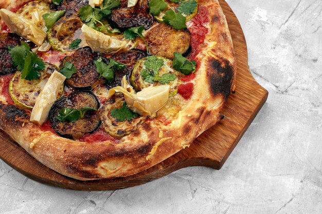 Traditionelles italienisches Essen Vegetarische Pizza mit Pilzen isoliert auf weißem Hintergrund