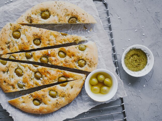 Traditionelles italienisches Focaccia-Brot mit Oliven, Rosmarin, Salz und Olivenöl