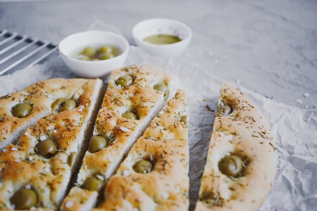 Traditionelles italienisches Focaccia-Brot mit Oliven, Rosmarin, Salz und Olivenöl