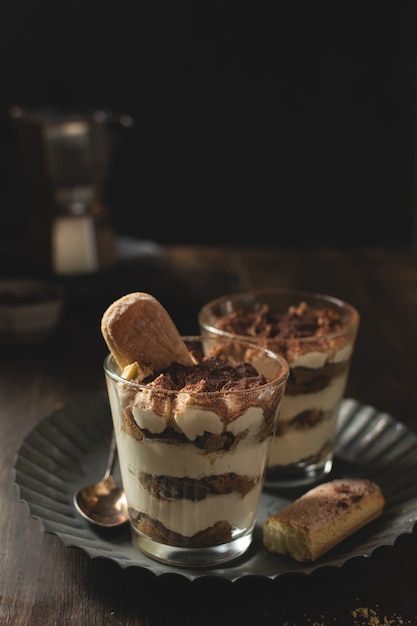 Foto traditionelles italienisches hausgemachtes tiramisu mit mascarpone, kakaopulver und kaffee