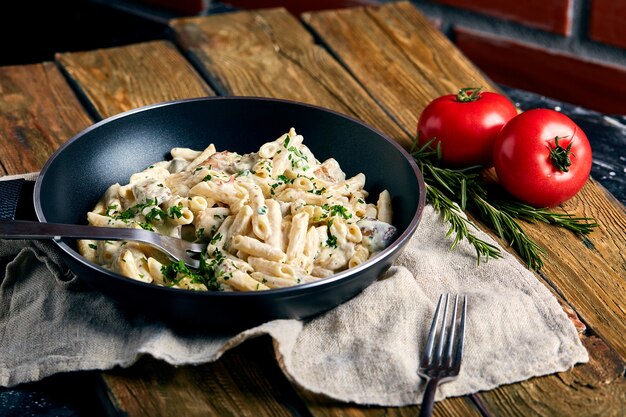 Foto traditionelles italienisches tellerisolationsschlauch carbonara mit speck in einer sahnesoße