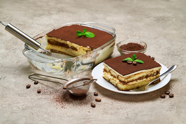 Traditionelles italienisches Tiramisu-Dessert in Glasbackform und Portion