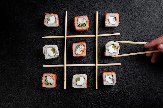 Traditionelles japanisches Sushi-Gericht rollt Sushi auf dunklem Hintergrund
