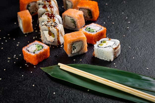 Traditionelles japanisches Sushi-Gericht rollt Sushi auf dunklem Hintergrund