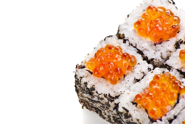 Traditionelles japanisches Sushi mit Kaviar auf weißem Hintergrund