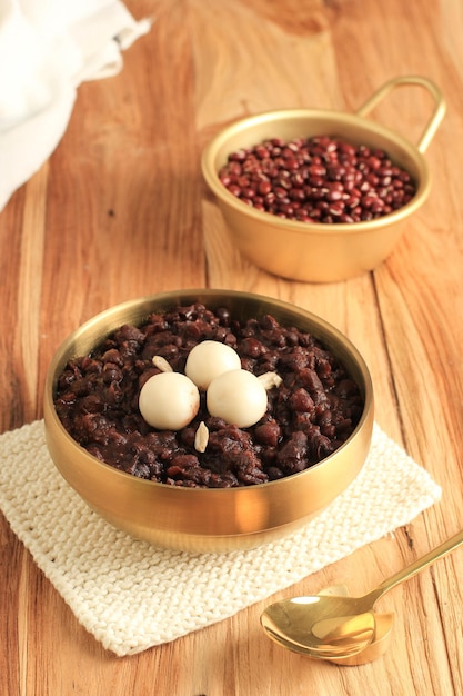 Traditionelles japanisches Zenzai-Dessert Eine Schüssel mit süßer Suppe mit roten Bohnen und Reiskuchen