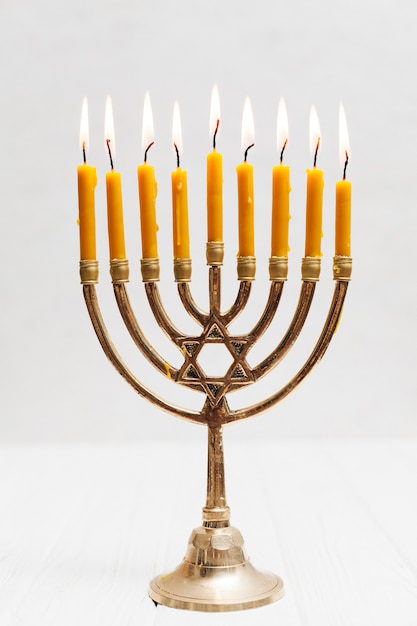 Traditionelles jüdisches menorah mit Kerzen