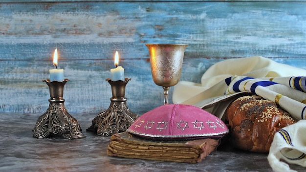 Traditionelles jüdisches symbol des religiösen feiertags schabbat shalom samstag mit challah-brotweinkerze