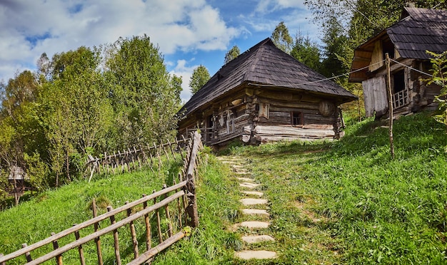 Traditionelles karpatisches Holzhaus und Haushalt im ethnographischen Museum Old VillageKolochava Transkarpatien