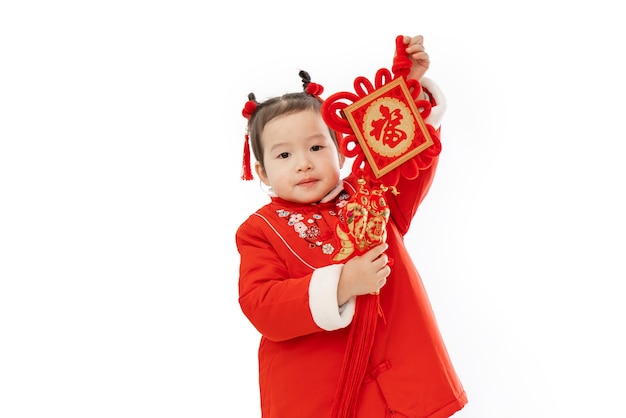 Traditionelles Kleid des chinesischen Babymädchens mit traditionellem Anhänger in ihrer Hand