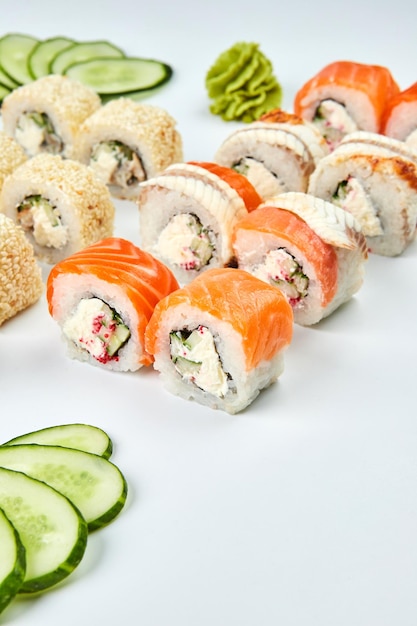 Traditionelles köstliches frisches Sushi-Set Philadelphia-Rolle mit Lachs, geräuchertem Aal und Gurke isoliert auf weißem Hintergrund Sushi-Menü japanisches asiatisches Essen