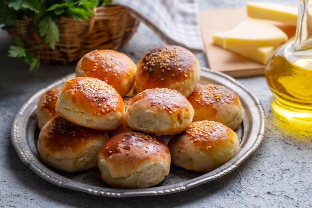 Traditionelles köstliches handgemachtes türkisches Gebäck-Käse-Gebäck (türkischer Name; pogaca)