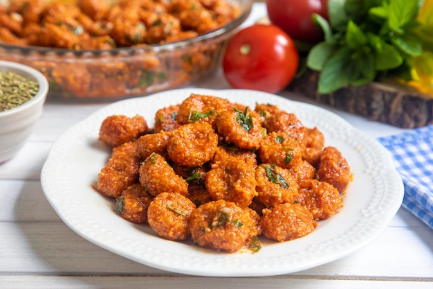 Traditionelles köstliches türkisches Essen; Bulgur-Knoblauch-Fleischbällchen (türkischer Name; Sarimsakli bulgur kofte oder Fellah koftesi)