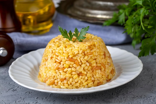 Traditionelles köstliches türkisches Essen, Bulgur-Pilaw mit Fadennudeln (türkischer Name; arpa sehriyeli bulgur pilavi)