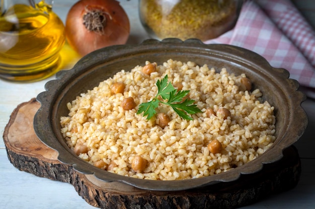 Traditionelles köstliches türkisches Essen; Bulgur-Pilaw mit Kichererbsen (türkischer Name; nohutlu bulgur pilavi)