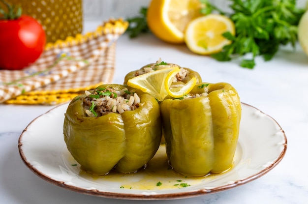 Traditionelles köstliches türkisches Essen; gefüllte Paprika mit Fleisch (türkischer Name; Etli biber dolmasi)