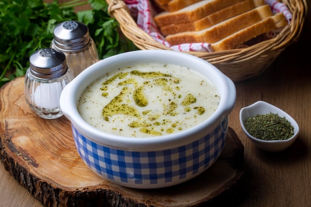 Traditionelles köstliches türkisches Essen; Joghurtsuppe (türkischer Name; yayla corba)