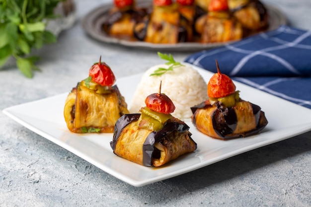 Traditionelles köstliches türkisches Essen; Köfte-Kebab in Aubergine gewickelt (türkischer Name; Islam - islim kebabi oder kurdan kebabi)