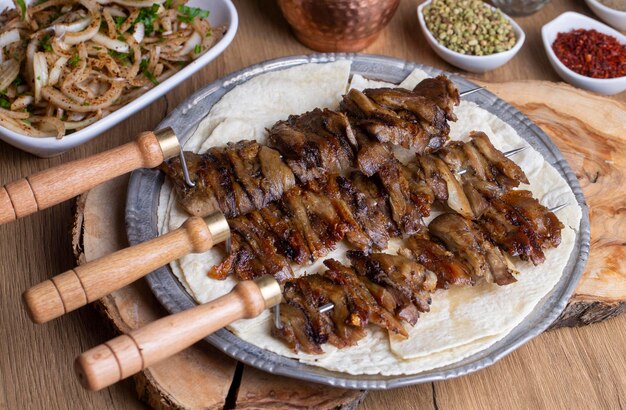 Foto traditionelles köstliches türkisches essen oltu cag kebabi döner gegrillter kebab aus der erzurum-küche