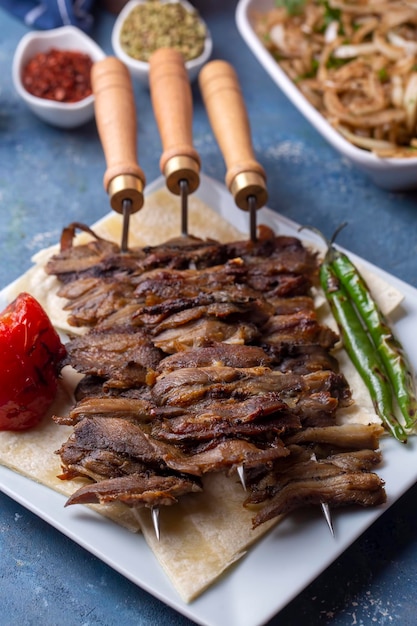 Traditionelles köstliches türkisches Essen; Oltu cag kebabi, gegrillter Dönerkebab aus der Erzurum-Küche