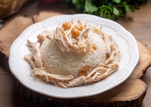 Traditionelles köstliches türkisches Essen Reis mit Kichererbsen und Huhn türkischer Name Tavuklu nohutlu pilav oder pilaf