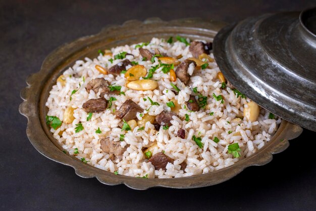 Traditionelles köstliches türkisches Essen Reispilaf mit Pinienkernen und Johannisbeeren Türkischer Name Bademli ic Pilav oder Pilaw