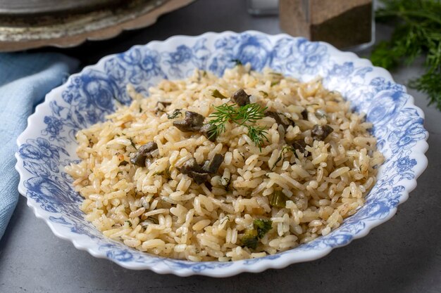 Foto traditionelles köstliches türkisches essen reispilaf mit pinienkernen und johannisbeeren. türkischer name ic pilav oder pilaw