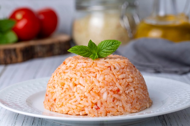 Traditionelles köstliches türkisches Essen; Reispilaf mit Tomaten (türkischer Name: Domatesli Pirinc Pilavi)