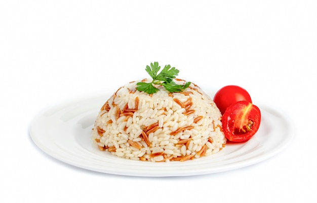 Traditionelles köstliches türkisches Essen; Reispilaf nach türkischer Art (türkischer Name; Arpa sehriyeli pirinc pilavi)