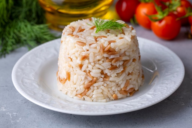 Traditionelles köstliches türkisches Essen; Reispilaf nach türkischer Art (türkischer Name; Arpa sehriyeli pirinc pilavi)