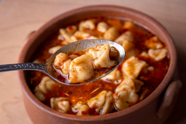 Traditionelles köstliches türkisches Essen; Ringsuppe (türkischer Name; Yuksuk Corbasi oder Yuzuk Corbasi)